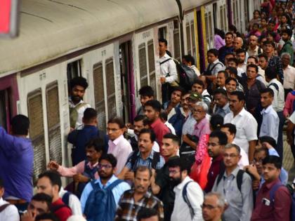 Passenger died after getting stuck in a crack in a railway platform in Ghatkopar | Mumbai Local Accident: लोकल ट्रेनमधून उतरताना फलाटाच्या फटीत अडकून प्रवाशाचा मृत्यू; घाटकोपरमधील घटना Passenger died after getting stuck in a crack in a railway platform in Ghatkopar | Mumbai Local Accident: लोकल ट्रेनमधून उतरताना फलाटाच्या फटीत अडकून प्रवाशाचा मृत्यू; घाटकोपरमधील घटना