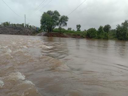 Gahunje Salumbre Sakav bridge went under water; Inconvenience of farmers and workers | गहुंजे - साळुंब्रे साकव पूल गेला पाण्याखाली; शेतकरी व कामगारांची गैरसोय 