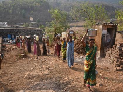 severe water shortage in dehrang dam area tribal peoples suffer due to lack of water in navi mumbai | देहरंग धरण परिसरात तीव्र पाणी टंचाई ;पाण्याअभावी आदिवासी बांधवांची परवड 