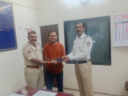 Lost phone found with help of traffic police; returned to the passenger | वाहतूक पोलिसांच्या मदतीने हरवलेला फोन सापडला; प्रवाशाला केला परत