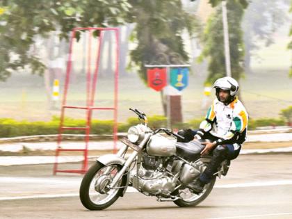 lance naik gajanan misal rides motor cycle sitting on the light creates world record | शानदार! जबरदस्त!! झिंदाबाद!!! महाराष्ट्राच्या सुपुत्राने केला वर्ल्ड रेकॉर्ड