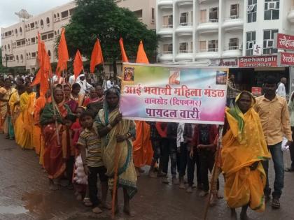 Arrival of bhajani dindys to start Sri gajanan maharaj death anniversary celebrations; The alarm of tala-mridanga | श्रींच्या पुण्यतिथी उत्सवास प्रारंभ भजनी दिंड्यांचे आगमन; टाळ-मृदंगाचा गजर