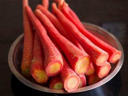 Now use the machine to wash the carrots | गाजर धुण्यासाठी आता यंत्राचा वापर