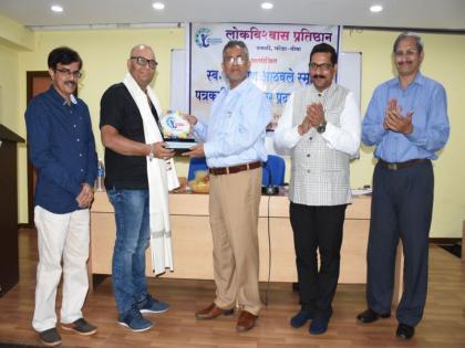 Journalist Gazanan Janbhour received Narayan Athavale Award | लोकमतच्या गजानन जानभोर यांना नारायण आठवले पुरस्कार प्रदान