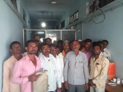 Farmers' suicide warning at irrigation building | सिंचन भवनात शेतकऱ्यांचा आत्महत्येचा इशारा Farmers' suicide warning at irrigation building | सिंचन भवनात शेतकऱ्यांचा आत्महत्येचा इशारा