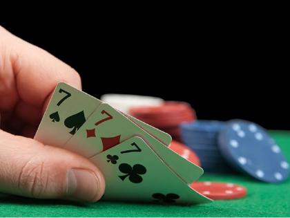 Police caught 6 gamblers; Assets worth Rs 1 lakh seized | ६ जुगाऱ्यांना पाेलिसांनी पकडले; पावणेदाेन लाखाचा मुद्देमाल जप्त