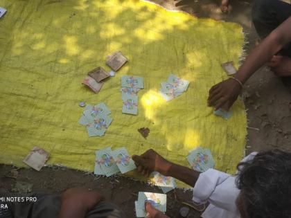 Raids on gambling dens in Kandalgaon; 17 people detained | कंदलगावात जुगार अड्ड्यावर छापा ; १७ जण ताब्यात