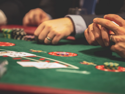 Gambling going on behind closed rooms in hotels; Demand concrete action against the hotel | हॉटेलमधील बंद खोलींआड चालतोय जुगार; हॉटेलवर ठोस कारवाईची मागणी