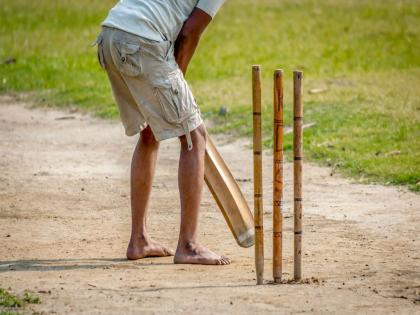 Arguments broke out while playing cricket; Heads broken by stones and stumps |  क्रिकेट खेळता खेळता वाद विकोपाला; दगड अन् स्टम्पने फोडले डोके