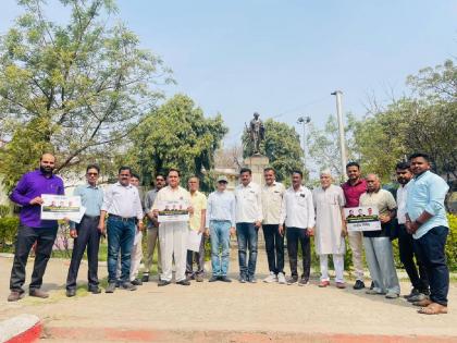 Demonstration in front of Mahatma Gandhi statue in Akola to protest the attack on journalists | पत्रकार वागळेंवरील हल्ल्याच्या निषेधार्थ अकोल्यात महात्मा गांधींच्या पुतळ्यासमोर धरणे आंदोलन