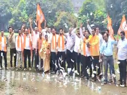 Gandhi Maidan in a bad condition due to waterlogging due to rain Uddhav Sena symbolic protest in the water by throwing away fake notes | कोल्हापुरातील गांधी मैदानात साचलेल्या पाण्यात प्रतिकात्मक आंदोलन, खोट्या नोटा उधळल्या Gandhi Maidan in a bad condition due to waterlogging due to rain Uddhav Sena symbolic protest in the water by throwing away fake notes | कोल्हापुरातील गांधी मैदानात साचलेल्या पाण्यात प्रतिकात्मक आंदोलन, खोट्या नोटा उधळल्या
