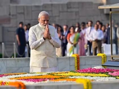 PM Narendra Modi visited Rajghat on the occasion of Mahatma Gandhi's birth anniversary and paid his respects. | 'महात्मा गांधींचा प्रभाव जागतिक पातळीवर'; नरेंद्र मोदींनी राजघाटावर जाऊन वाहिली आदरांजली