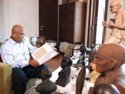 A 76-year-old Mumbaikar has the largest collection of Mahatma Gandhi's belongings | ७६ वर्षीय एका मुंबईकराकडे महात्मा गांधींच्या सर्वाधिक वस्तूंचा संग्रह