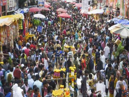 Ganesha devotees rush to the market to decorate Ganesha | गणरायाच्या सजावटीला नक्षीदार पडद्यांचा, चंदेरी मखराचा ‘साज’