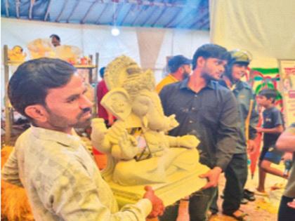 Whose hand was the Bal Ganesh, whose is the phet-wearing Ganraj? The driver of the art center fled; Customers took home the idol they could get their hands on. | कुणाच्या हाती लागला बालगणेश, तर कुणाच्या फेटेधारी गणराज, कला केंद्राच्या चालकाचे पलायन; ग्राहकांनी हाताला लागेल ती मूर्ती नेली घरी Whose hand was the Bal Ganesh, whose is the phet-wearing Ganraj? The driver of the art center fled; Customers took home the idol they could get their hands on. | कुणाच्या हाती लागला बालगणेश, तर कुणाच्या फेटेधारी गणराज, कला केंद्राच्या चालकाचे पलायन; ग्राहकांनी हाताला लागेल ती मूर्ती नेली घरी
