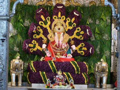 'Dagdusheth' Ganapati temple with floral decoration of Seshnaga replicas | 'दगडूशेठ' गणपती मंदिरात शेषनागाच्या प्रतिकृतींची पुष्पसजावट