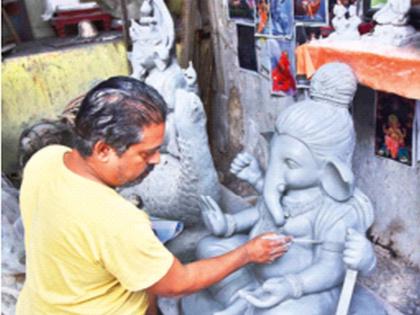 This year, the idol in Mumbai is of Shadu! 600 tons of clay were distributed | मुंबईत यंदा मूर्ती शाडूच्याच! ६०० टन मातीचे झाले वाटप, पालिकेच्या माेहिमेला मूर्तिकारांचा प्रतिसाद; पीओपीबाबत आज सुनावणी This year, the idol in Mumbai is of Shadu! 600 tons of clay were distributed | मुंबईत यंदा मूर्ती शाडूच्याच! ६०० टन मातीचे झाले वाटप, पालिकेच्या माेहिमेला मूर्तिकारांचा प्रतिसाद; पीओपीबाबत आज सुनावणी