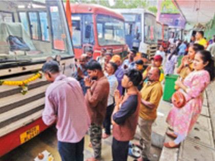 Oh Maharaja, please take care of yourself..., Konkan residents leave Mumbai for their village by ST, complaining | बा महाराजा, सुखरूप ने रे..., गाऱ्हाणे घालत मुंबईतून कोकणवासीय एसटीने गावाकडे झाले रवाना Oh Maharaja, please take care of yourself..., Konkan residents leave Mumbai for their village by ST, complaining | बा महाराजा, सुखरूप ने रे..., गाऱ्हाणे घालत मुंबईतून कोकणवासीय एसटीने गावाकडे झाले रवाना