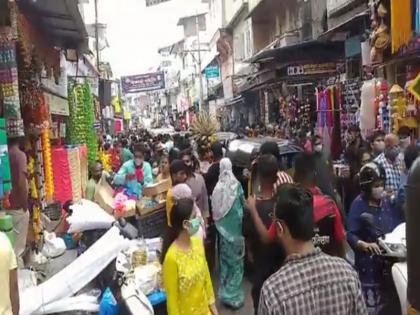 Gauri in Pune - a huge crowd to buy Ganapati literature; Picture that the citizen will invite Corona again | पुण्यात गौरी - गणपतीच्या साहित्य खरेदीसाठी तुडुंब गर्दी; नागरिक पुन्हा कोरोनाला आमंत्रण देणार असल्याचे चित्र