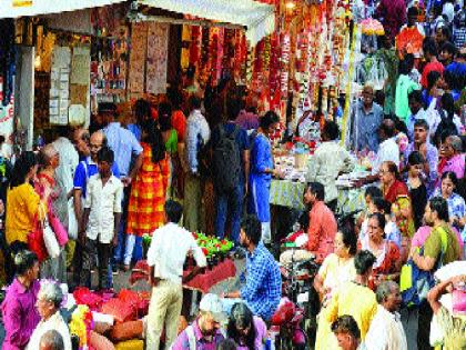 Shopping for shopping for Ganeshotsav | गणेशोत्सवाच्या खरेदीसाठी बाजारपेठेत लगबग