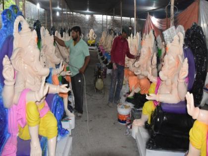 This year, the GST has hit the Ganesh idol industry | जीएसटीचा जबर फटका यंदा गणेशमूर्ती उद्योगाला