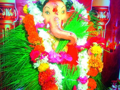 Establishment of idol of Shadu for 52 years | ५२ वर्षांपासून शाडूच्या मूर्तीची स्थापना Establishment of idol of Shadu for 52 years | ५२ वर्षांपासून शाडूच्या मूर्तीची स्थापना