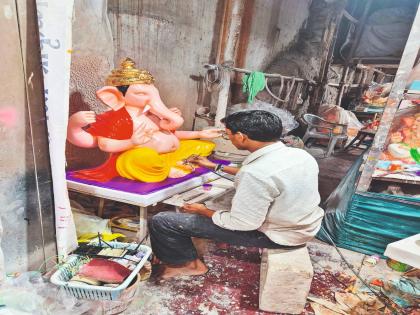 pune news sculptors have an emotional connection with every Ganesha idol | भाविक मूर्ती घेऊन जातो,तेव्हा डोळ्यात पाणी येतं;मूर्तिकारांचे प्रत्येक गणेश मूर्तीशी असते भावनिक नाते pune news sculptors have an emotional connection with every Ganesha idol | भाविक मूर्ती घेऊन जातो,तेव्हा डोळ्यात पाणी येतं;मूर्तिकारांचे प्रत्येक गणेश मूर्तीशी असते भावनिक नाते
