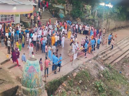 Pune Ganpati Festival Farewell to the household Ganesha in Chinchwad | गणपती बाप्पा मोरया, पुढच्या वर्षी लवकर या..! घरगुती गणरायाला चिंचवडमध्ये निरोप Pune Ganpati Festival Farewell to the household Ganesha in Chinchwad | गणपती बाप्पा मोरया, पुढच्या वर्षी लवकर या..! घरगुती गणरायाला चिंचवडमध्ये निरोप