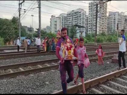 Devotees cross the railway track for immersion on Thakurli Kalyan Railway Police protect the devotees | ठाकुर्ली कल्याण मार्गावर विसर्जनासाठी भक्त ओलांडतात रूळ, भक्तांना रेल्वे पोलीसांचं संरक्षण