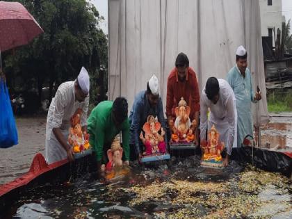 Home-made Gauri Ganapati immersion begins in Kolhapur, Varun Raja attends Bappa's farewell | कोल्हापुरात पारंपारिक पद्धतीने घरगुती गौरी गणपती विसर्जन सुरु, बाप्पांच्या निरोपाला वरुणराजाची हजेरी