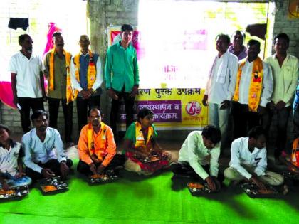 Vitthal Ganesh Mandal distributed pots and food to disable people | विठ्ठल गणेश मंडळाच्यावतीने दिव्यांगांना भांडी, फराळ वाटप