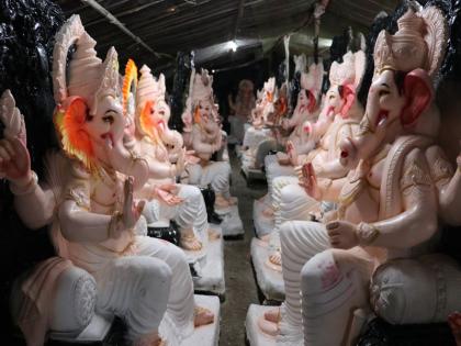 In the last phase of the work of making Ganesh idol in Jalgaon | जळगावात गणेश मूर्ती घडविण्याची कामे अंतिम टप्प्यात