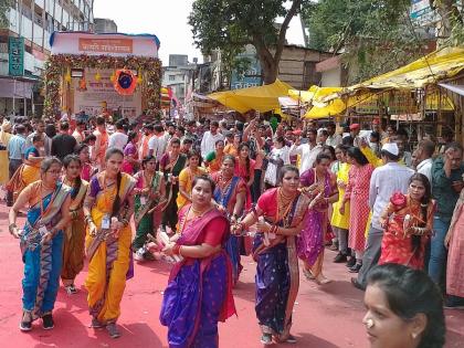 Women's Lezim, Dholtasha, Dhwag and Cymbal teams won the hearts of the devotees | Pune: महिलांच्या लेझीम, ढोलताशा, ध्वज अन् झांज पथकांनी भाविकांची जिंकली मने