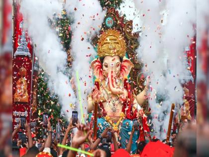 pimpri Chinchwad news citizens flock to watch the public Ganesh festival processions in the industrial city | उद्योगनगरीत सार्वजनिक गणशोत्सव मंडळांचे देखावे पाहण्यासाठी नागरिकांची लोटली गर्दी pimpri Chinchwad news citizens flock to watch the public Ganesh festival processions in the industrial city | उद्योगनगरीत सार्वजनिक गणशोत्सव मंडळांचे देखावे पाहण्यासाठी नागरिकांची लोटली गर्दी