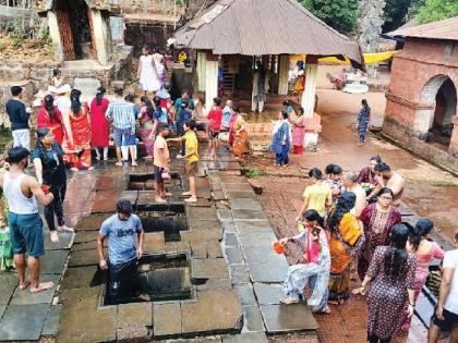 Crowd of devotees due to arrival of Ganga Teertha Kshetri Ganga in Rajapur | Ratnagiri: राजापूरच्या गंगातीर्थ क्षेत्री भाविकांची गर्दी