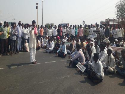 Take the drought relief work immediately; Farmer's struggle committee in Majalgaon's rastaroko | दुष्काळ निवारणाची कामे त्वरित करा; शेतकरी संघर्ष समितीचे माजलगावात रास्तारोको 