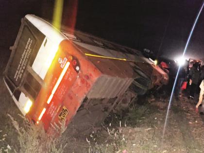 गंगाखेड - परळी मार्गावर बस-ट्रॅक्टरचा भीषण अपघात; एक ठार, ९ प्रवासी जखमी - Marathi News | Fatal bus-tractor accident on Gangakhed-Parli route; One dead, 9 passengers injured | Latest parabhani News at Lokmat.com