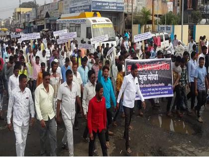 Builders-Workers morcha on Gangakhed Tehsil Office | गंगाखेड तहसील कार्यालयावर बांधकाम व्यवसायिक-कामगारांचा मोर्चा