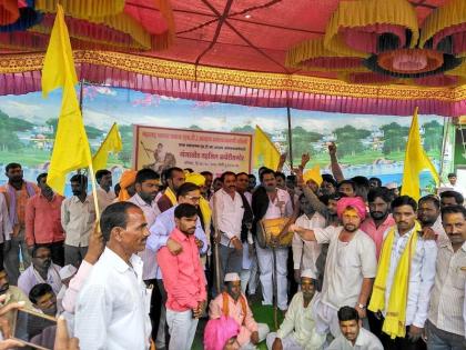 Dhol Jagar agitation in front of the Tehsil office of Gangakhed from Dhangar society | गंगाखेड येथे धनगर समाज बांधवांचे तहसील कार्यालयासमोर ढोल जागर आंदोलन