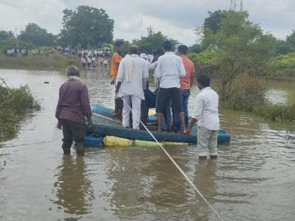 Time to carry death body from the flood of Khali river; Nature's cruelty in Gangakhed, village outside the contact zone | खळी नदीच्या पुरातून मृतदेह नेण्याची वेळ; गंगाखेडमध्ये निसर्गाची क्रूरता, गाव संपर्क क्षेत्राबाहेर