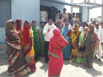 Drought in Marathwada: Women and villagers have kept Gramsevak for tanker demand in Gangakhed | Drought In Marathwada : टँकरच्या मागणीसाठी महिला आणि ग्रामस्थांनी ग्रामसेवकास ठेवले ओलीस