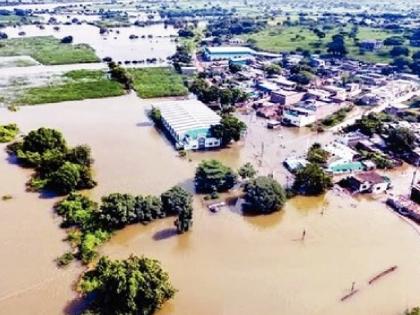 Godavari floods wreak havoc; 13 villages in Parbhani remain under siege, 1238 people evacuated | गोदावरीच्या पुराचा प्रकोप; परभणीत १३ गावांना वेढा कायम, १२३८ जणांना स्थलांतरित केले