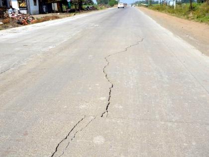 Parbhani-Gangakhed cement road cracked before work is completed ...! | काम पूर्ण होण्याआधीच परभणी- गंगाखेड सिमेंट रस्त्याला तडे... !