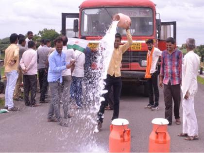 At the Gangakhed, the Swabhimani Sanghatana of Chakka Jam movement | गंगाखेड येथे स्वाभिमानी संघटनेचे चक्का जाम आंदोलन 