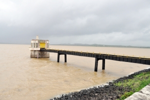 Damage to abundant water, however, restrictions on taps | धरणात मुबलक पाणी, तरही नळ जोडण्यांबाबत निर्बंध