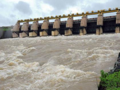 Rain in the catchment area: Prevailing from Gangapur dam | पाणलोट क्षेत्रात पाऊस : गंगापूर धरणातून विसर्ग सुरूच