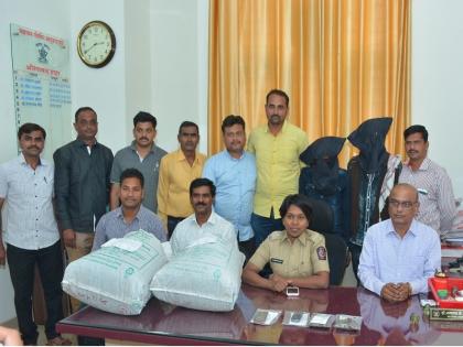 Rickshaw carrying ganja seized on Jalna road by crime branch; Two arrested one escaped | जालना रोडवर गुन्हेशाखेने गांजा घेऊन जाणारा रिक्षा पकडला; दोन अटक एक फरार