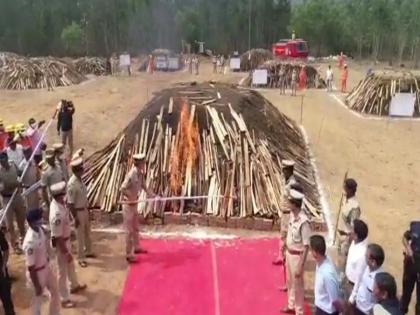 Andhra Pradesh police burns two lakh kgs of ganja worth over 200 crore | VIDEO: आंध्र प्रदेश पोलिसांची मोठी कारवाई; 200 कोटींच्या 2 लाख किलो गांजाची होळी