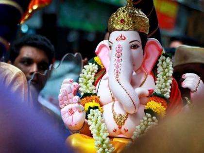 Ganesh Mahotsav : The arrival of Ganpati Bappa in home at Pune with joy and happiness | "अवघे विघ्ने नेसी विलया आधी वंदू तुज मोरया!पुण्यात बाप्पांच्या आगमनाने आनंद व चैतन्याची उधळण "