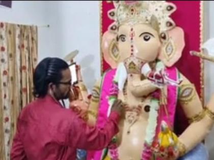 Strange! Ganapati Bappa, played by a young man, speaks, listens and even eats Modak | अजबच! तरुणाने साकारला असा गणपती बाप्पा, चक्क बोलतो, ऐकतो, मोदकही खातो